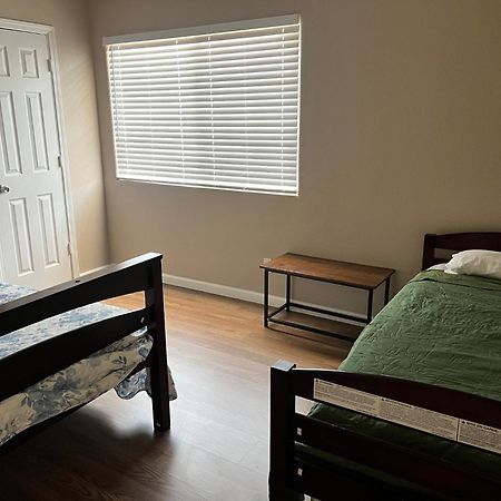 Serene 2Bed 1Bath Condo With Parking Fresno Buitenkant foto